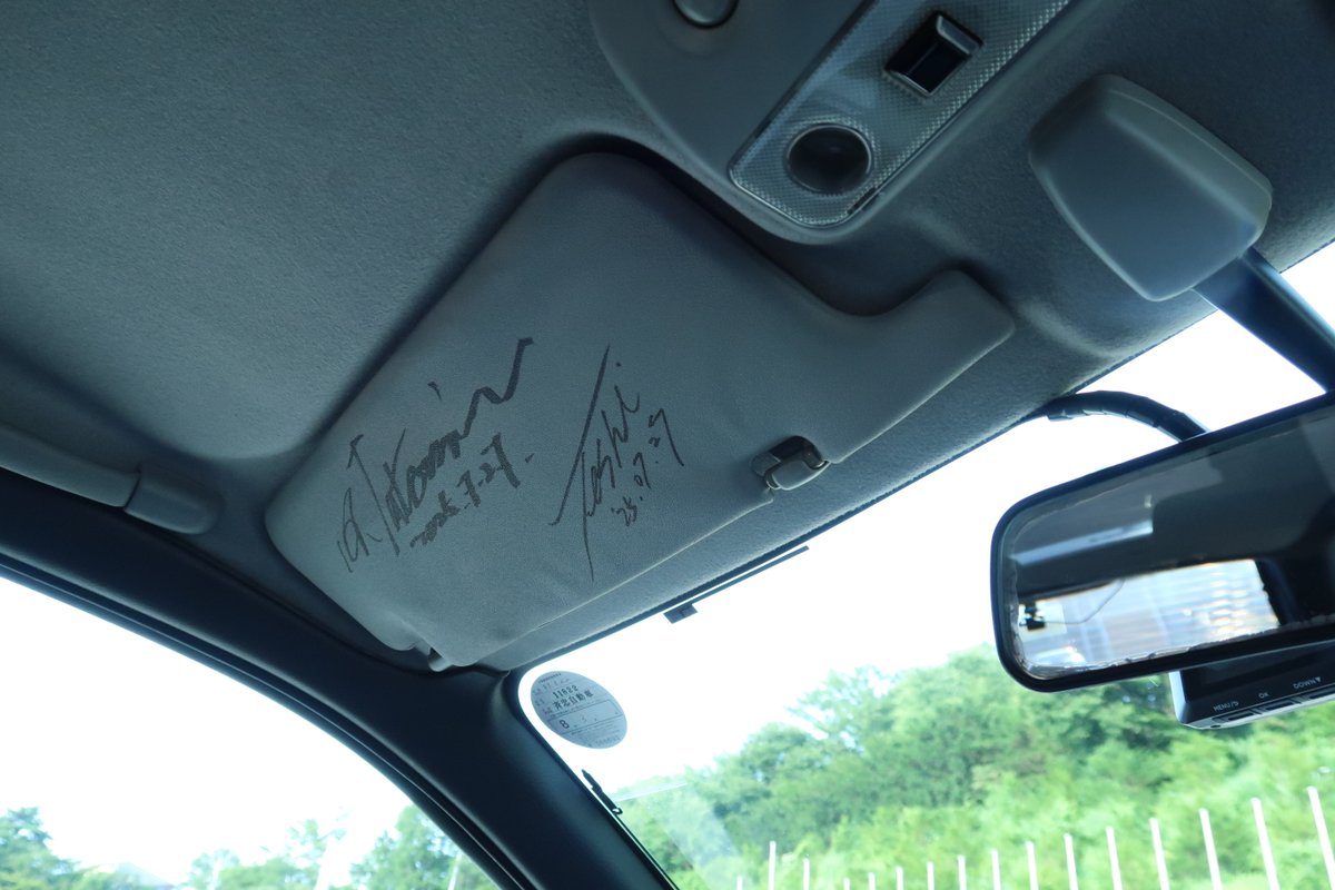 インプレッサ開発に携われた辰己英治氏、デザインされた手島彰氏が揃われた、またとないチャンスだと思い、両氏にお願いしてバイザーにサインを頂いてしまいました。感謝🙏
リミテッドがよりリミテッドになりました。

これからは運転席に乗り込むたびにニチャアとほくそ笑んでしまいますｗｗ