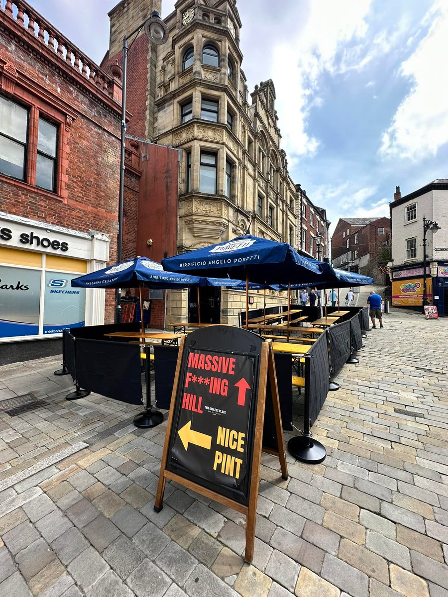 MufcWonItAll2's tweet image. Fantastic advertising in Stockport. 🍻