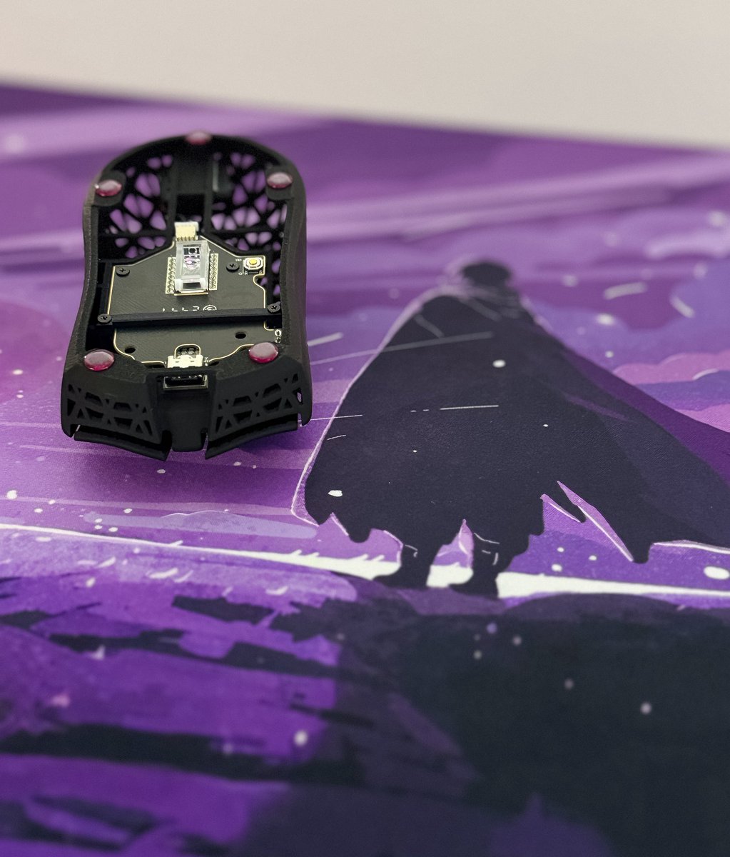 __BoIo's tweet image. PMM Zen 8k Mini
Gliding on the new PMM Sapphire dot skates releasing soon.
I’m currently testing them on different surfaces and will give my thoughts on a later post.
They sure do pair well with the Soltice pad.
