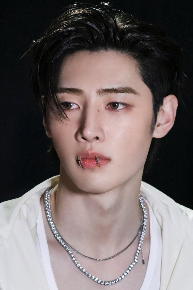 sunghoon_blush's tweet image. My neck has two sides for a reason 🙂‍↕️