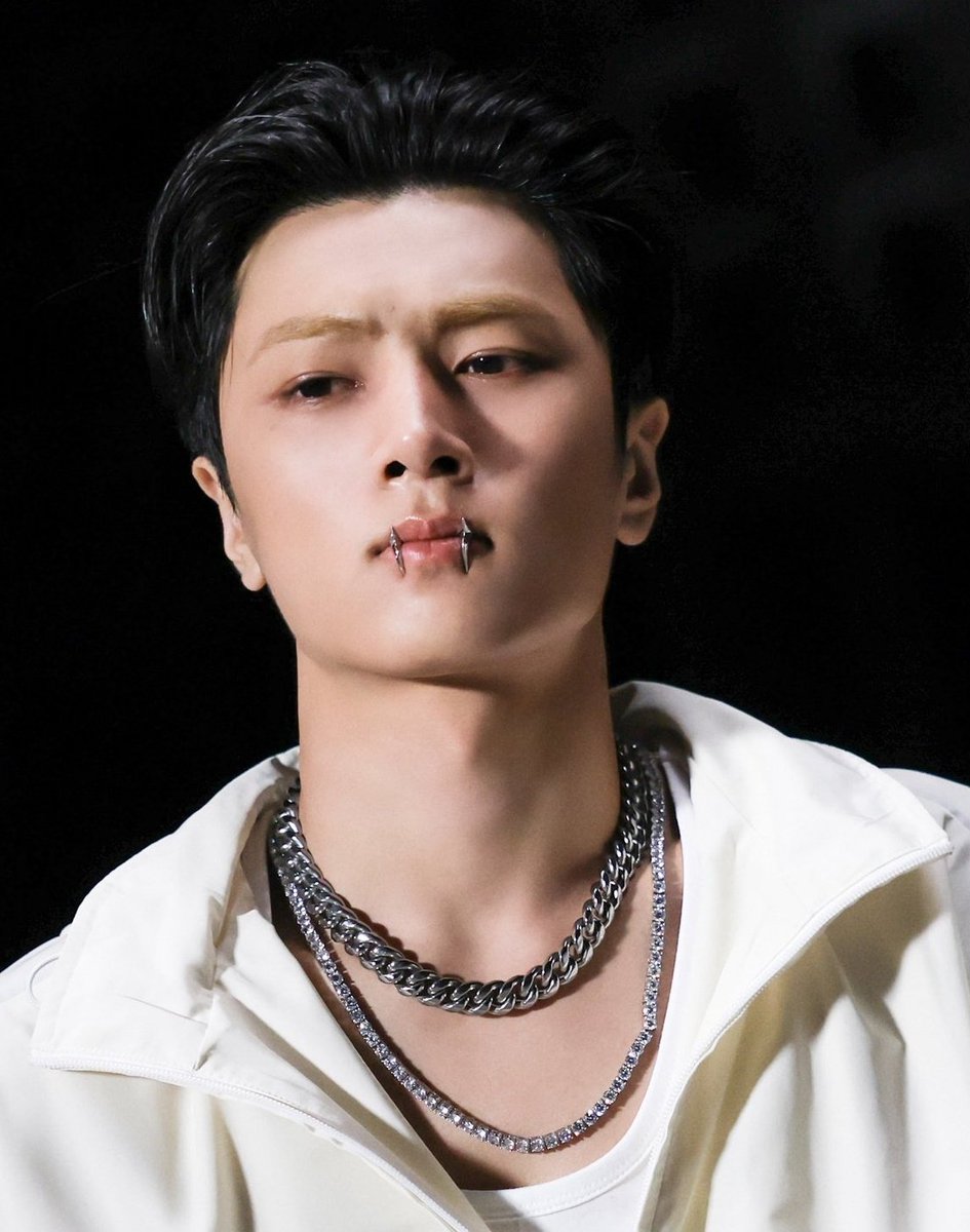 sunghoon_blush's tweet image. My neck has two sides for a reason 🙂‍↕️