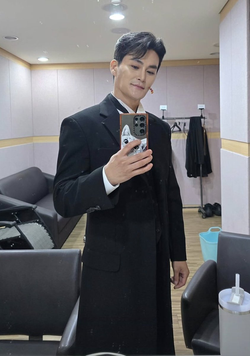 musical_weck's tweet image. 아니 루벤이 그 팥죽정장을(농담입니다 그 착장도 좋아해요) 벗어던지고 이런 쥑이는 코트를 입어준다고
공식이너무과해