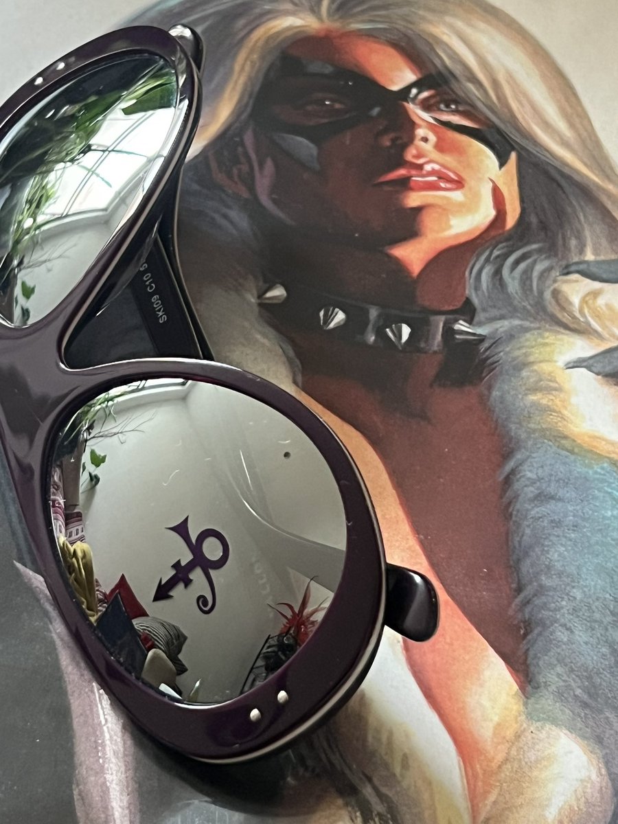 artdirectionk's tweet image. Enjoyed a lovely Sunday morning playing Paisley Park vinyl and reading Marvel comic books ๐