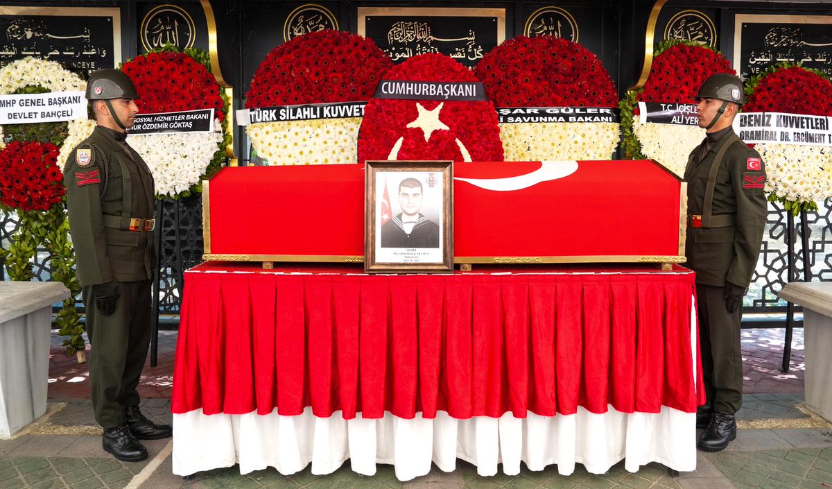 TC_istanbul's tweet image. Hatay İskenderun Deniz Er Eğitim Alay Komutanlığı’nda geçirdiği hastalık sonucu şehit olan Muhafız Er Hayrullah Halit Karaman, son yolculuğuna uğurlandı.

Şehidimizin Ataköy 5. Kısım Camii’nde kılınan cenaze namazına, Aile ve Sosyal Hizmetler Bakanımız Mahinur Özdemir Göktaş,…