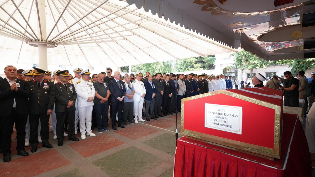 TC_istanbul's tweet image. Hatay İskenderun Deniz Er Eğitim Alay Komutanlığı’nda geçirdiği hastalık sonucu şehit olan Muhafız Er Hayrullah Halit Karaman, son yolculuğuna uğurlandı.

Şehidimizin Ataköy 5. Kısım Camii’nde kılınan cenaze namazına, Aile ve Sosyal Hizmetler Bakanımız Mahinur Özdemir Göktaş,…