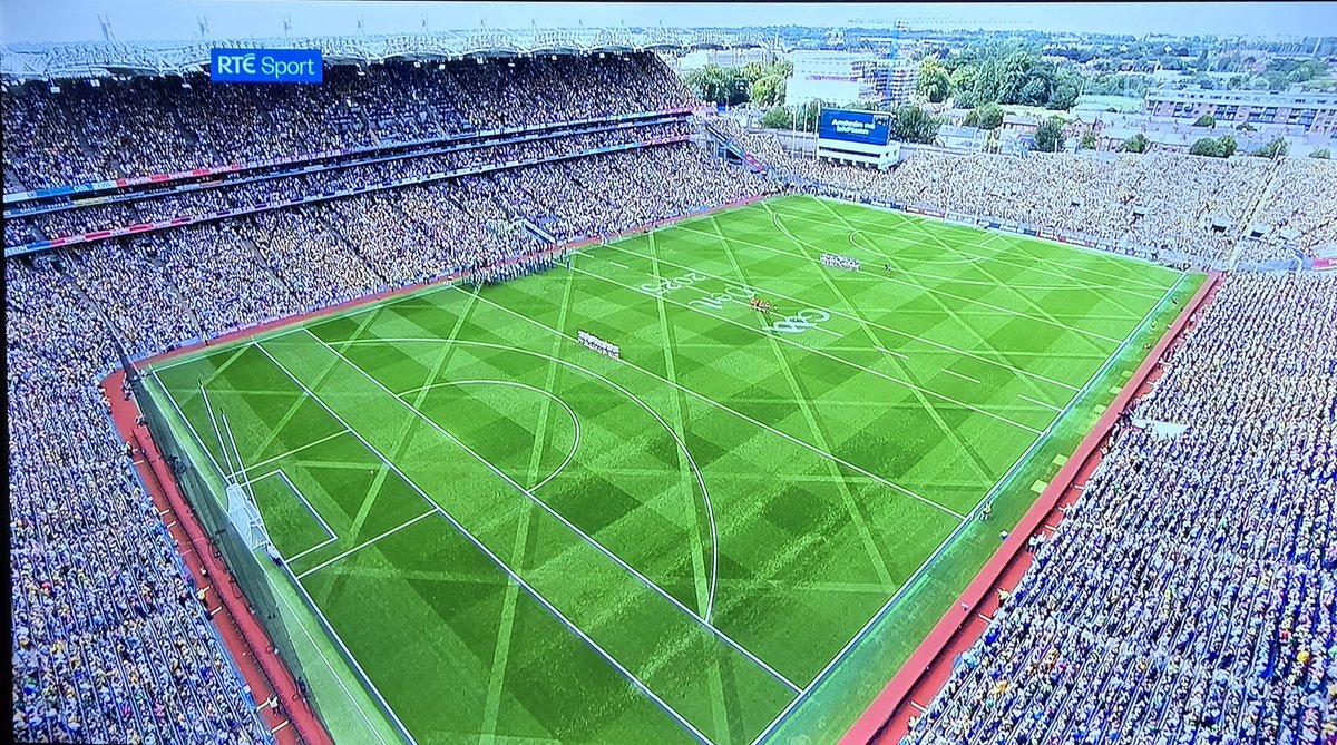 bradley_steve's tweet image. That's some job by the ground staff on the Croke Park pitch 😲👍 #AllIrelandFinal