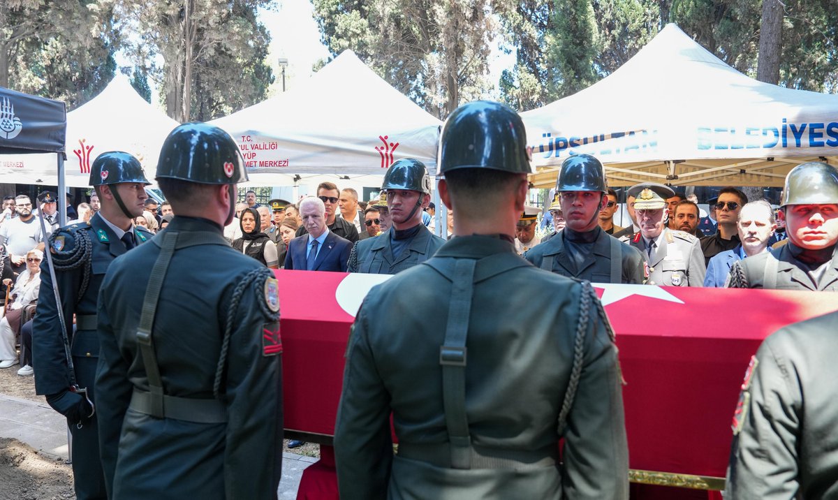 TC_istanbul's tweet image. Hatay İskenderun Deniz Er Eğitim Alay Komutanlığı’nda geçirdiği hastalık sonucu şehit olan Muhafız Er Hayrullah Halit Karaman, son yolculuğuna uğurlandı.

Şehidimizin Ataköy 5. Kısım Camii’nde kılınan cenaze namazına, Aile ve Sosyal Hizmetler Bakanımız Mahinur Özdemir Göktaş,…