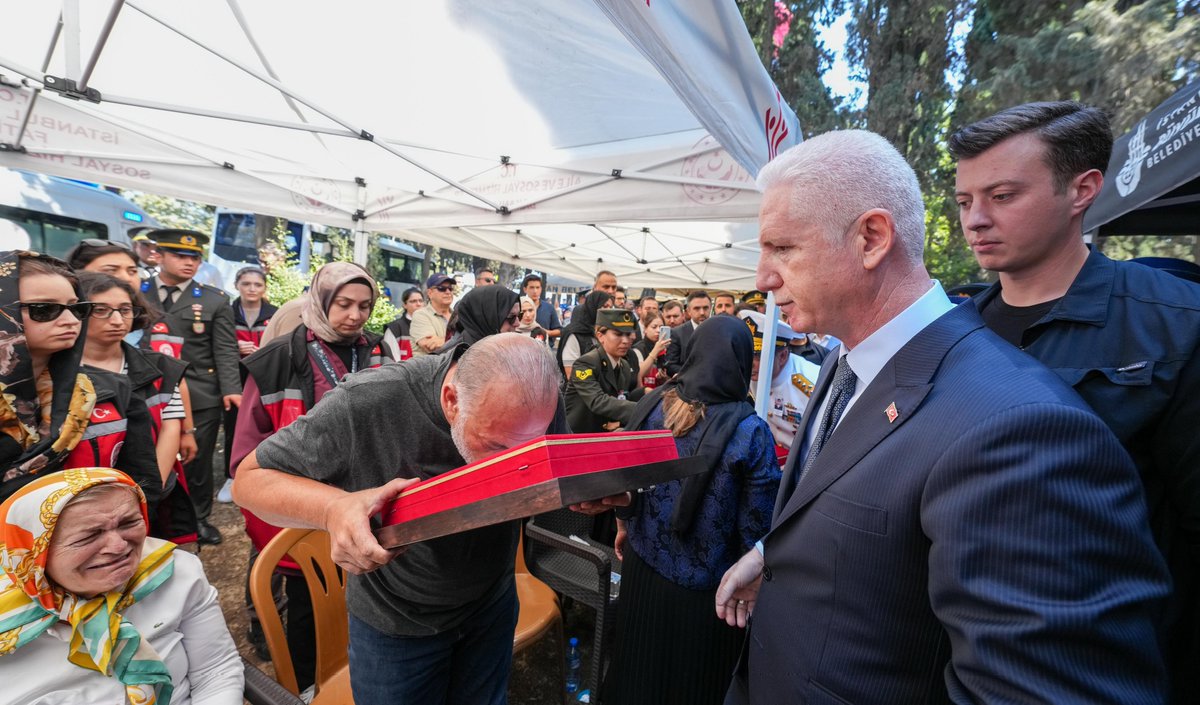 TC_istanbul's tweet image. Hatay İskenderun Deniz Er Eğitim Alay Komutanlığı’nda geçirdiği hastalık sonucu şehit olan Muhafız Er Hayrullah Halit Karaman, son yolculuğuna uğurlandı.

Şehidimizin Ataköy 5. Kısım Camii’nde kılınan cenaze namazına, Aile ve Sosyal Hizmetler Bakanımız Mahinur Özdemir Göktaş,…