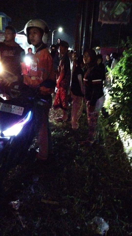 merapi_uncover's tweet image. Info min tadi sekitar jam 21:0 ada kecelakaan tunggal motor sepertinya nabrak tiang listrik di jalan LPMP. Korban 2 orang masuk ke parit. Motornya juga sampai semak-semak sawah min