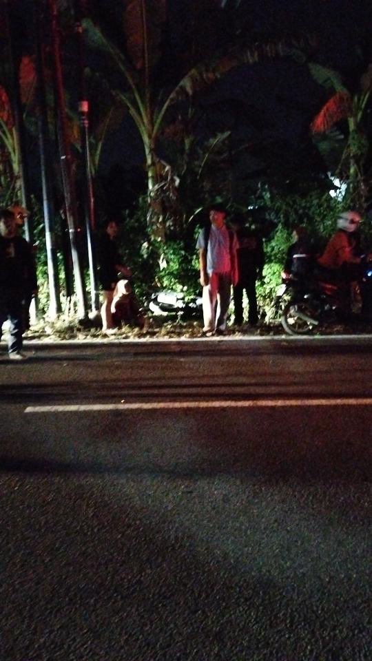 merapi_uncover's tweet image. Info min tadi sekitar jam 21:0 ada kecelakaan tunggal motor sepertinya nabrak tiang listrik di jalan LPMP. Korban 2 orang masuk ke parit. Motornya juga sampai semak-semak sawah min