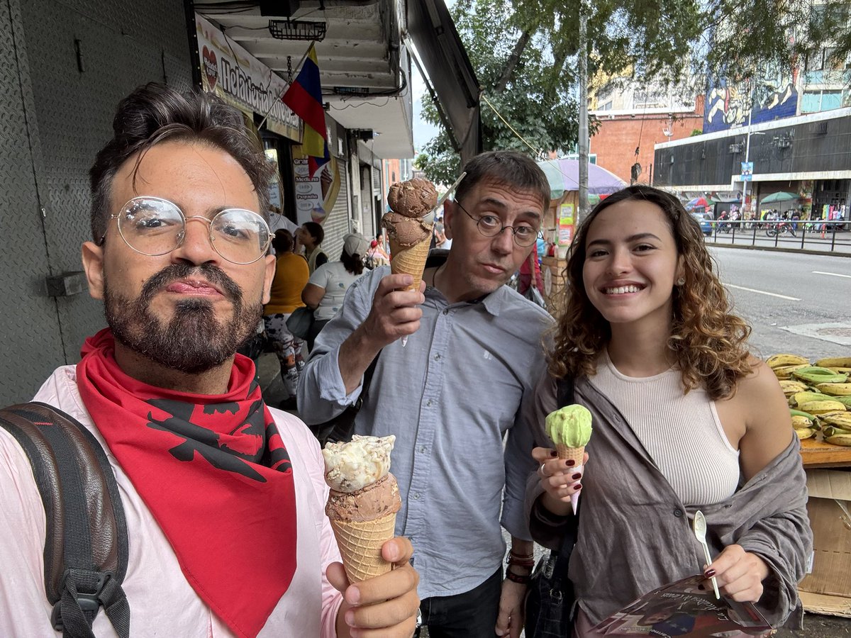El Necio (@elnecio_cuba) on Twitter photo 🍦conito de helado por Caracas pa molestar a fachitas: vengan a Venezuela y ya dejen de creer el enlatado de mentira de los grandes medios 🇻🇪
😄 <a href="/MonederoJC/">Juan Carlos Monedero</a> <a href="/Sasialejandre/">Sasi Alejandre</a> 🍦conito de helado por Caracas pa molestar a fachitas: vengan a Venezuela y ya dejen de creer el enlatado de mentira de los grandes medios 🇻🇪
😄 <a href="/MonederoJC/">Juan Carlos Monedero</a> <a href="/Sasialejandre/">Sasi Alejandre</a>