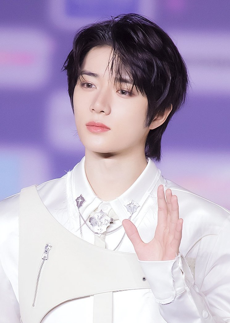 bampdnim's tweet image. so damn pretty all the men in the industry are in love with him