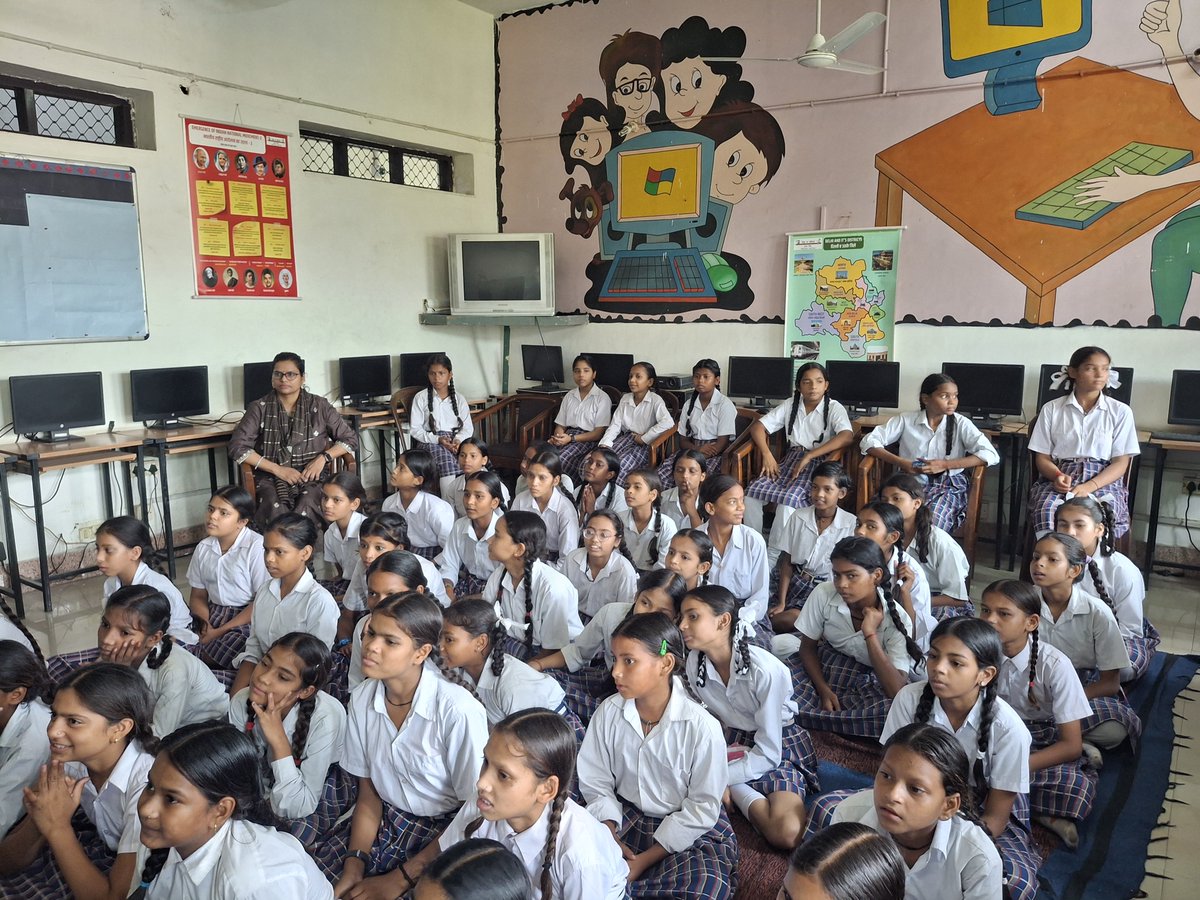 School SKV, Diwan Hall, Chandani Chowk
CRCC-Sunita  
Durcc-poonam  
HOS name-Neha yadav 
#Vidyanjali incharge- Kanchan jain 
Activity incharge- Balram roy 
Activity name- session on art and craft
Date-16/07/2025