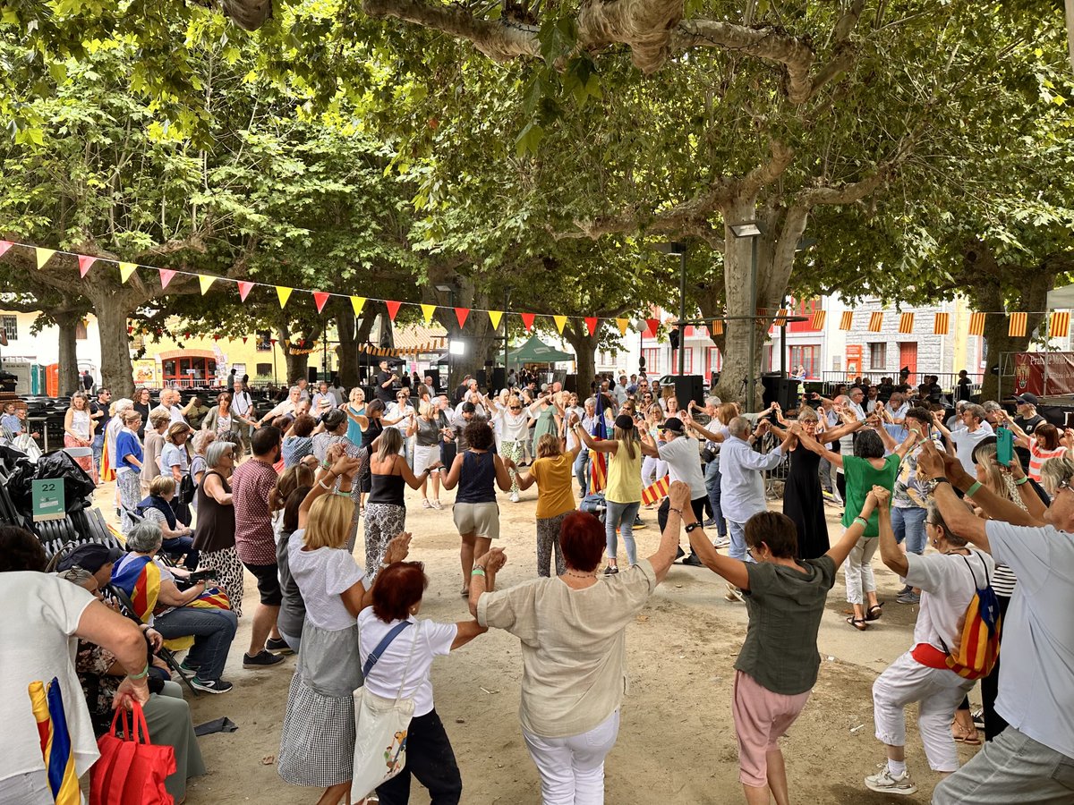 pepcoma's tweet image. Celebrant el 5è aniversari de @JuntsXCat a Prats de Molló amb el president @KRLS!