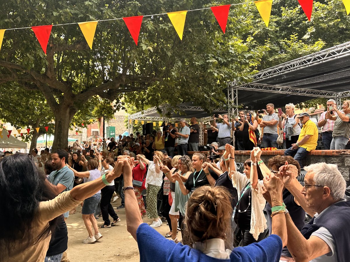 pepcoma's tweet image. Celebrant el 5è aniversari de @JuntsXCat a Prats de Molló amb el president @KRLS!