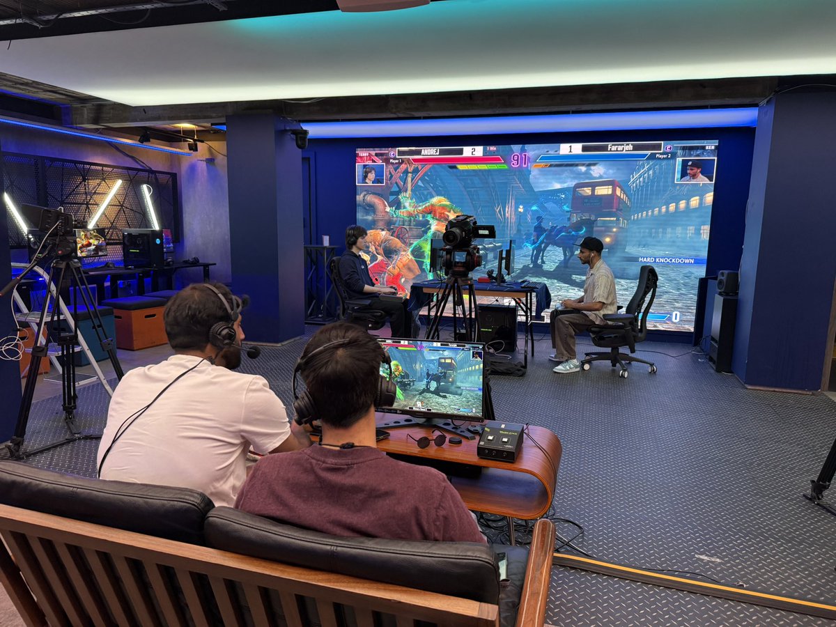 WSOLogan's tweet image. Live now from London!

ft @MrProblemX @ShakzLDN @ZaiLis_ @Boltstrike_ @andrejldn @Packz93 @HdJammerz 

Twitch: twitch.tv/winnerstayson

YouTube: youtube.com/watch?v=nH8wKw…

We will be broadcasting top 8 also on @Reversal_gg