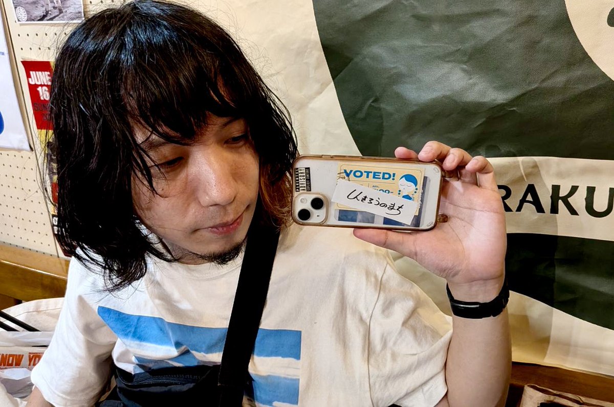 🧃new goods🧃

次回8/3京都のライブより、新作アルバム、Tシャツをご購入の方にロゴステッカーをお付けします。単品では¥200で販売。
そのままどっかに貼るも、携帯の裏に挟むなり好きにしてもらえたらと。よろしくお願いします🍎