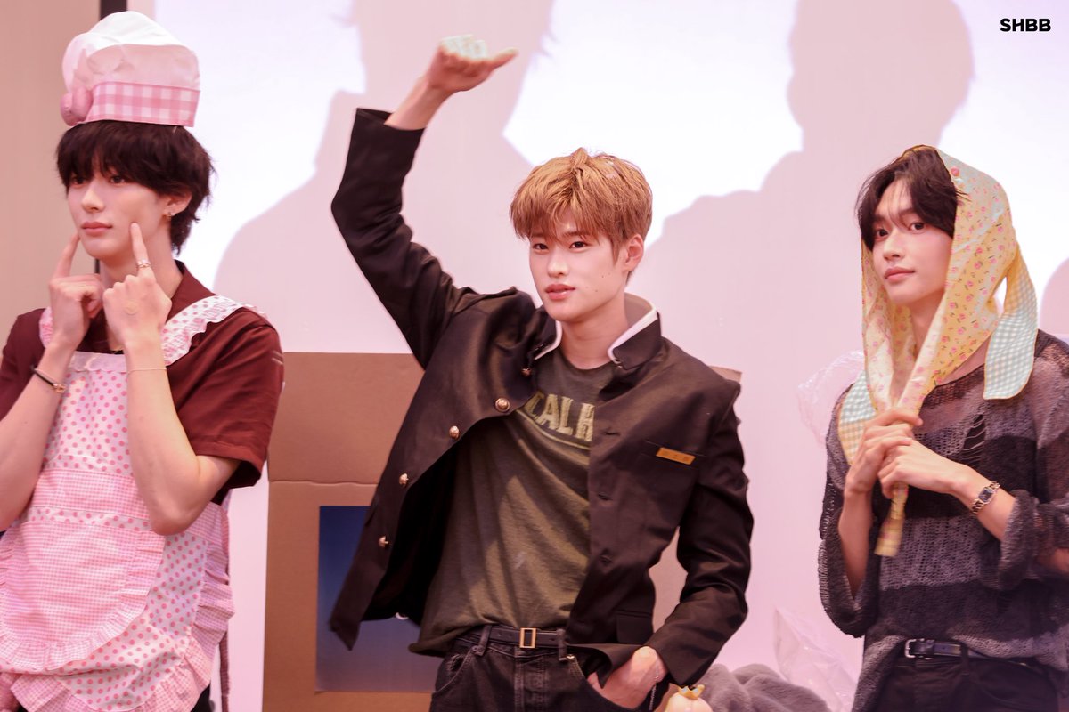 soheebaboo's tweet image. 소희 보정하는데 양 옆남자들 진짜 웃겨서 집중이 x 
자꾸웃음나옴