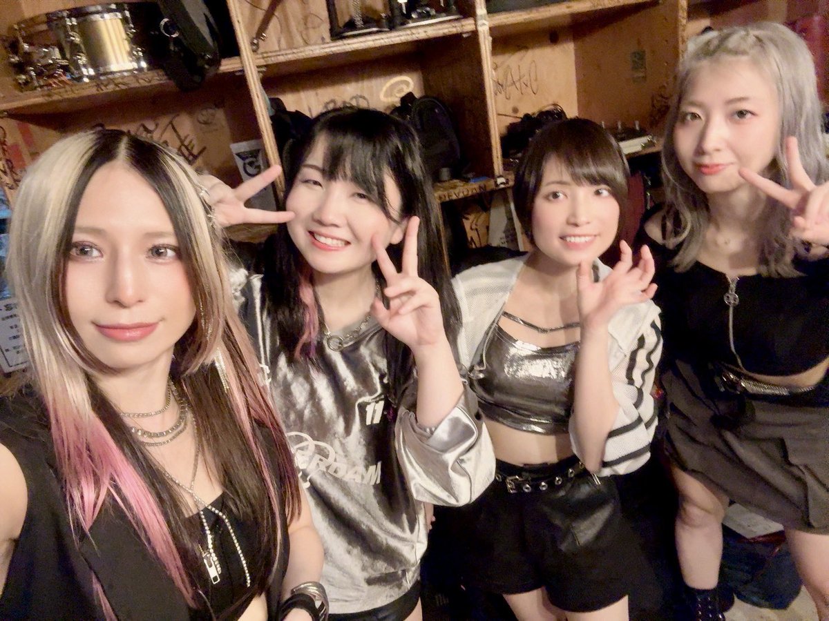 erk_gxrx9's tweet image. 今日はアンチノックでLittle Lilithでした!NABLA9呼んでくれてありがとう!熱すぎて溶けた!次のLittle Lilithは8/10渋谷REXワンマンライブ!成功させるために大事なことやるべきこともっともっと増えたなって感じたライブだった!絶対に最高の一日にするのでみんなも見届けにきてね🔥
#LittleLilith