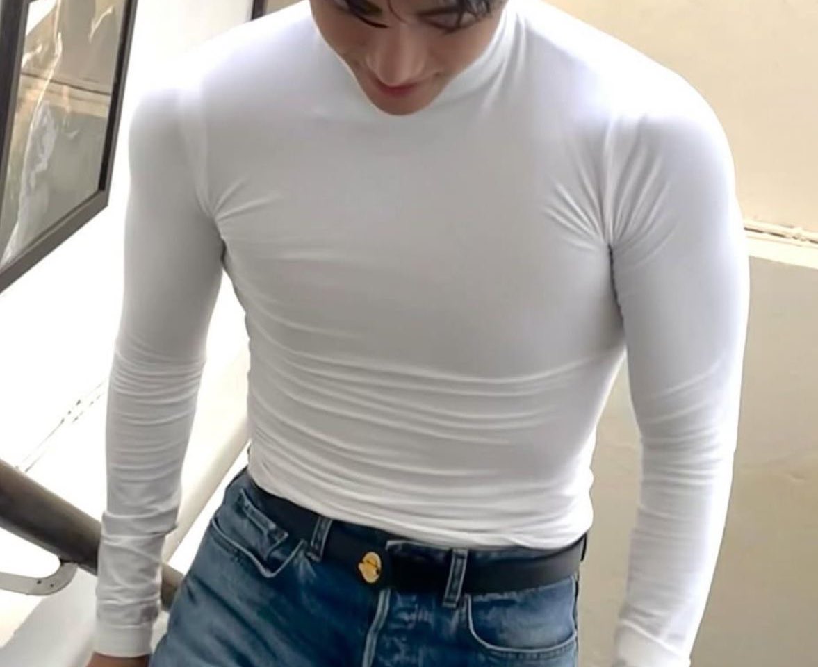 dilfythv's tweet image. taehyung&apos;s body proportions are so insane