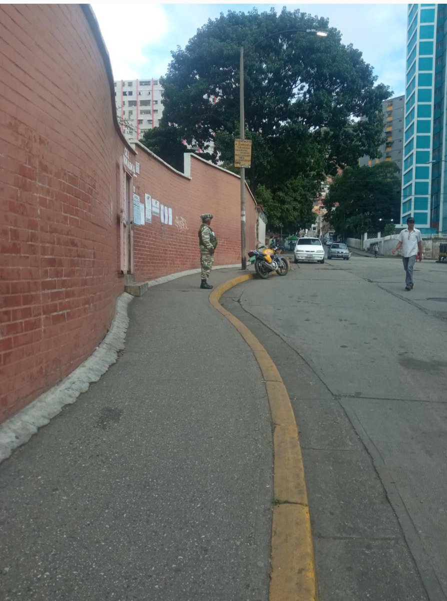 MundarayZair's tweet image. Desolador... la población entiende que NO es una elección. Que el voto no elige y que acudir es apoyar al sistema dictatorial.