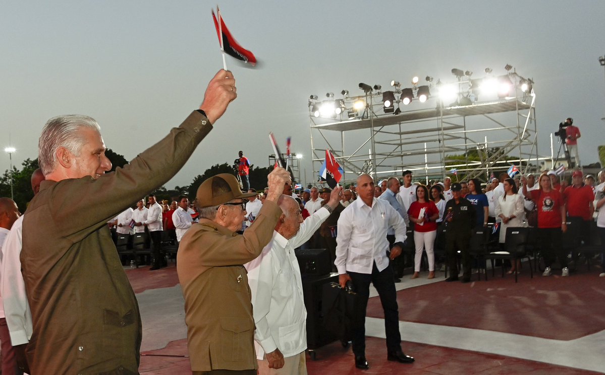 MMarreroCruz's tweet image. La Revolución cubana sigue de pie, combatiendo y sin renunciar a construir una sociedad soberana, independiente, socialista, democrática, próspera y sostenible, con la frente en alto y la dignidad intacta.

 #CubaEstáFirme
#LaLuchaNoHaCesado

soberania.gob.cu/noticias-es/nu…