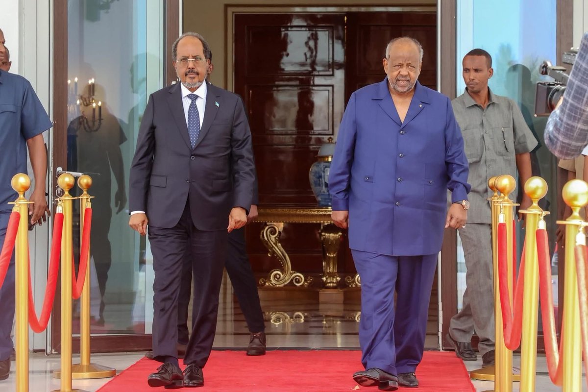 LiveDjib's tweet image. Le Président de la République, SEM Ismail Omar Guelleh, a reçu ce matin au Palais de la République son homologue somalien, SEM Hassan Sheikh Mahamoud, en visite officielle de 48 heures à Djibouti.
Cette rencontre s’inscrit dans le cadre du renforcement des relations historiques…