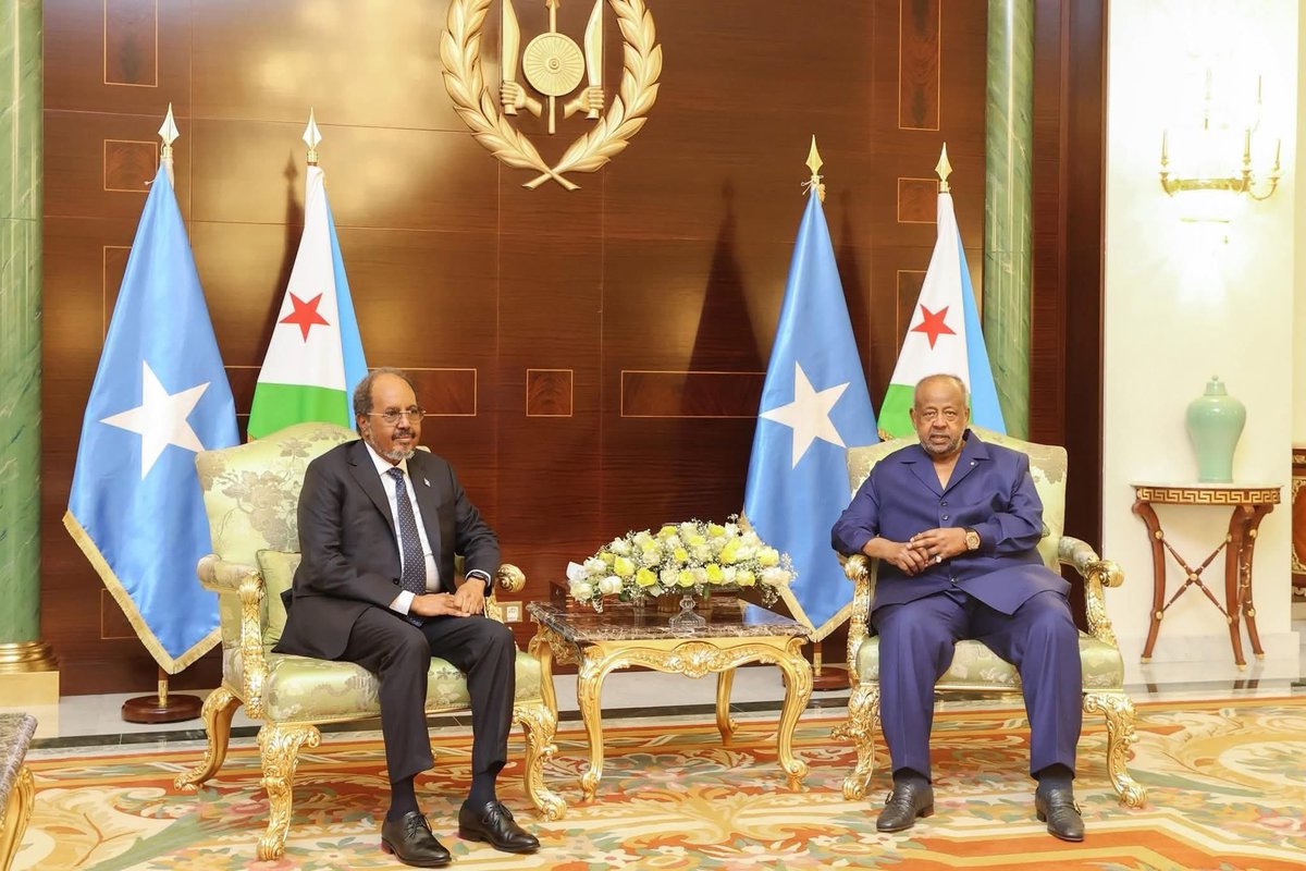 LiveDjib's tweet image. Le Président de la République, SEM Ismail Omar Guelleh, a reçu ce matin au Palais de la République son homologue somalien, SEM Hassan Sheikh Mahamoud, en visite officielle de 48 heures à Djibouti.
Cette rencontre s’inscrit dans le cadre du renforcement des relations historiques…