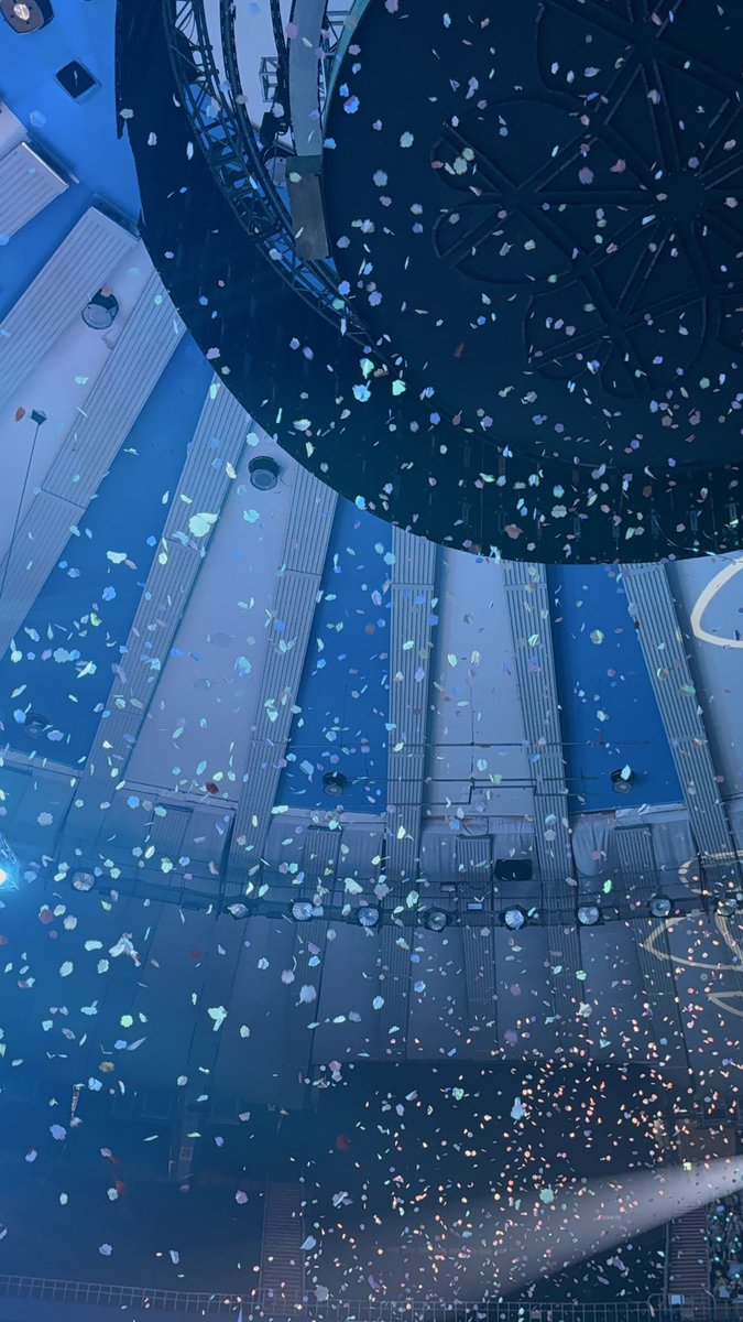 제가 보통 콘서트 때 좌석만 가는 편이라
혹시 플로어 자리에 가게 된다면 꼭 해보고 싶었던 게
요런 컨페티 사진 잘 좀 찍어보는 거였거든요 하하🙄
잘 찍은 건진 모르겠지만 몇장 공유해봄미다 .. 🫶
원하신다면 맘껏 지지고 볶아서 사용하세요!