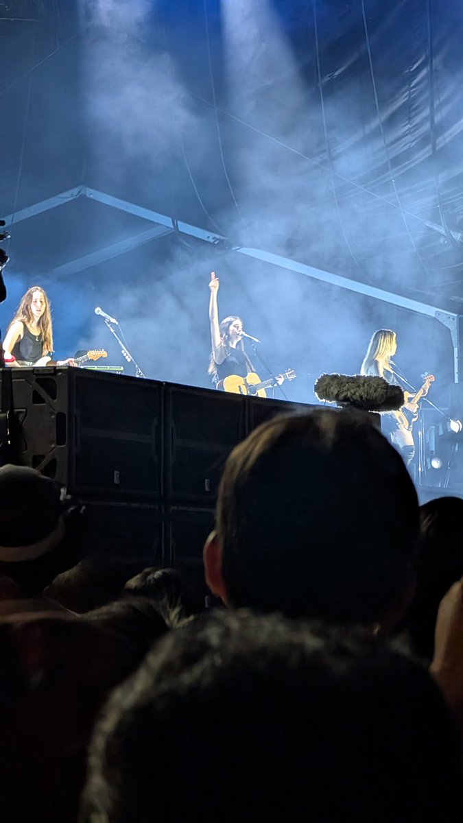 hello_m_hamp's tweet image. #fujirock #フジロック
HAIM、控えめに言って、最高のトリだったな…