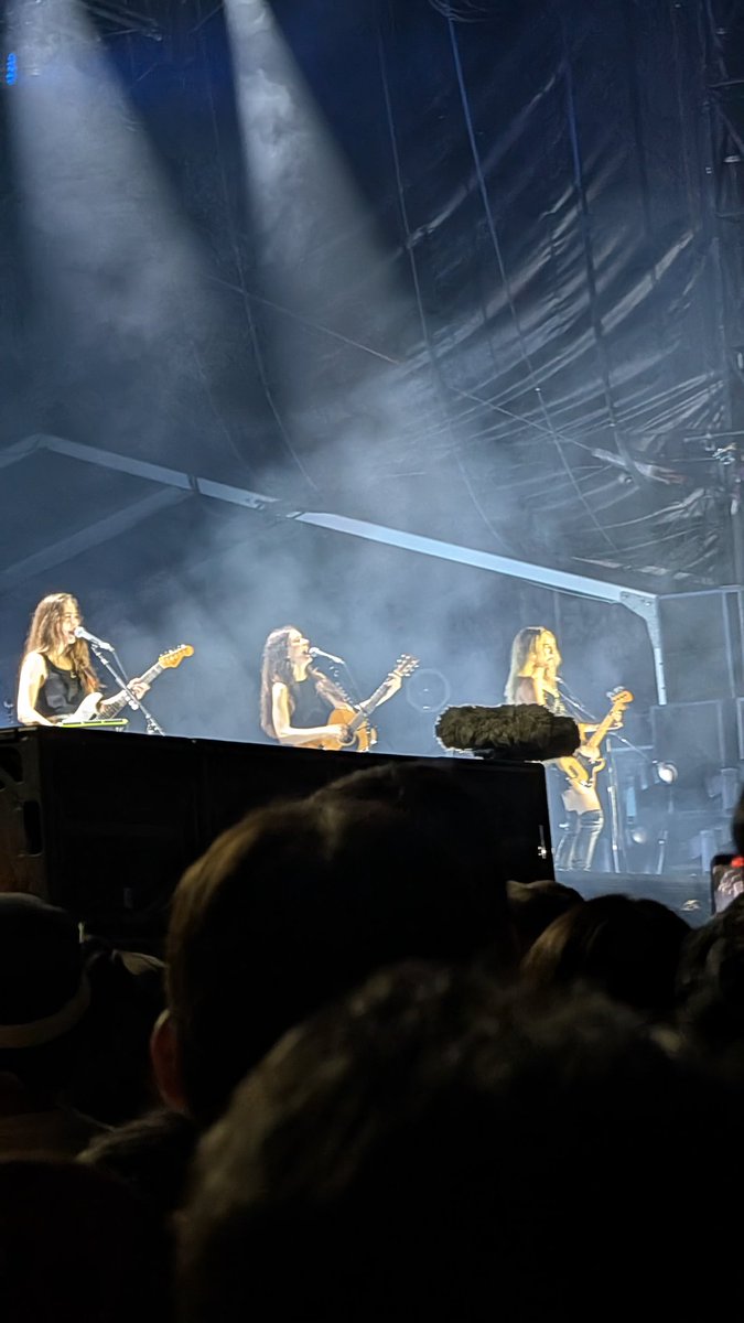 hello_m_hamp's tweet image. #fujirock #フジロック
HAIM、控えめに言って、最高のトリだったな…