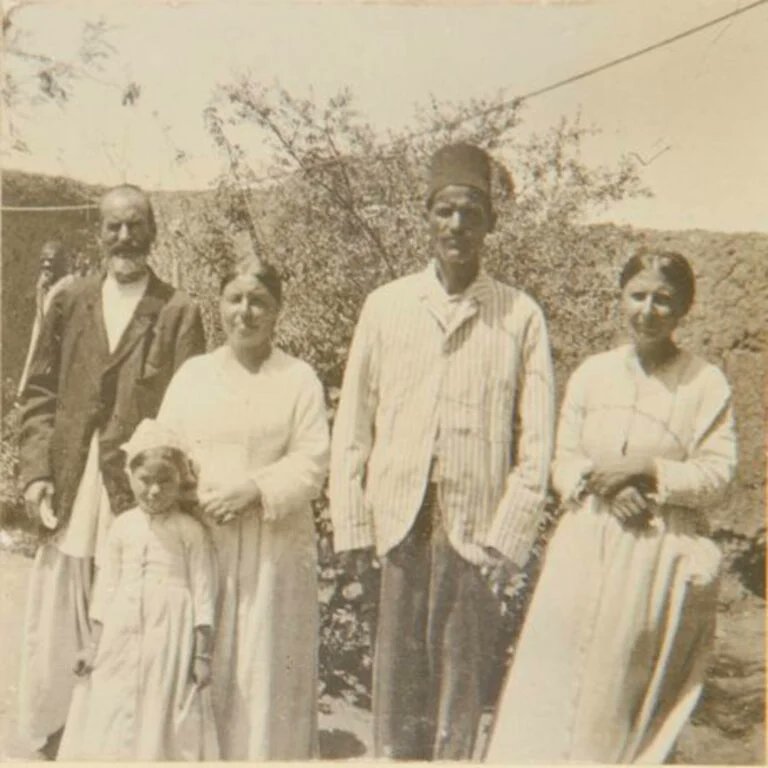 SamiSuakin's tweet image. عائلة يونانية في العاصمة #الخرطوم في سبتمبر 1898 بعد هزيمة الحكم المهدي على يد قوة بريطانية مصرية.
سؤال :
الخرطوم حقت أبو منو ؟
جواب :
حقتنا كلنا إلّا المخربين .
#الدعم_السريع_منظمة_ارهابية