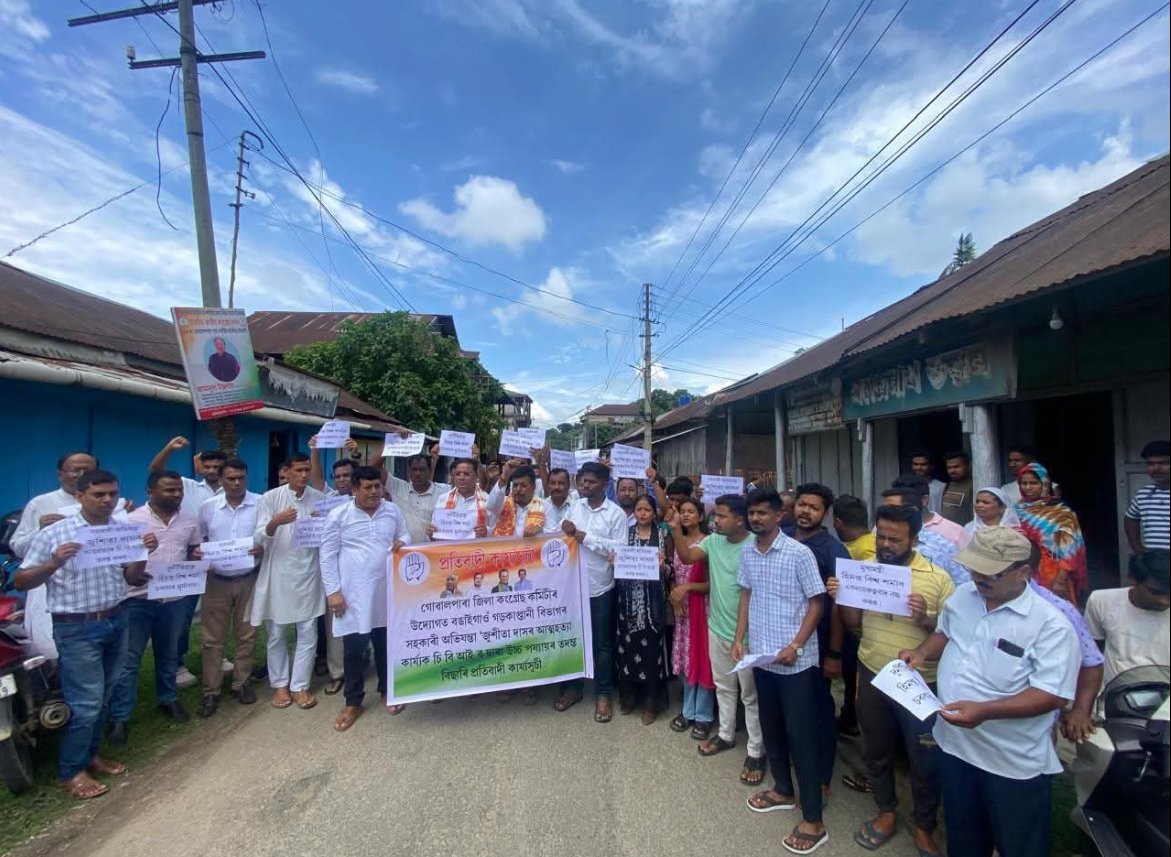 INCAssam's tweet image. Goalpara District Congress staged a strong protest demanding justice for Jyoshita Das and a CBI probe into the PWD scam her tragic death exposes deep rot in BJP’s corrupt rule.
#JusticeForJyoshita
📍Goalpara