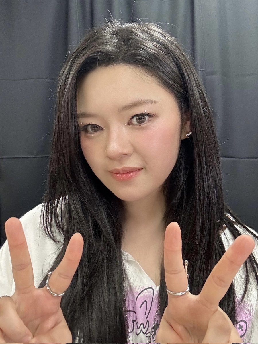 Surfer_Silver92's tweet image. Our precious Yoo Jeongyeon..thank you for your hard work today.. rest well and please stay healthy💚💚💚