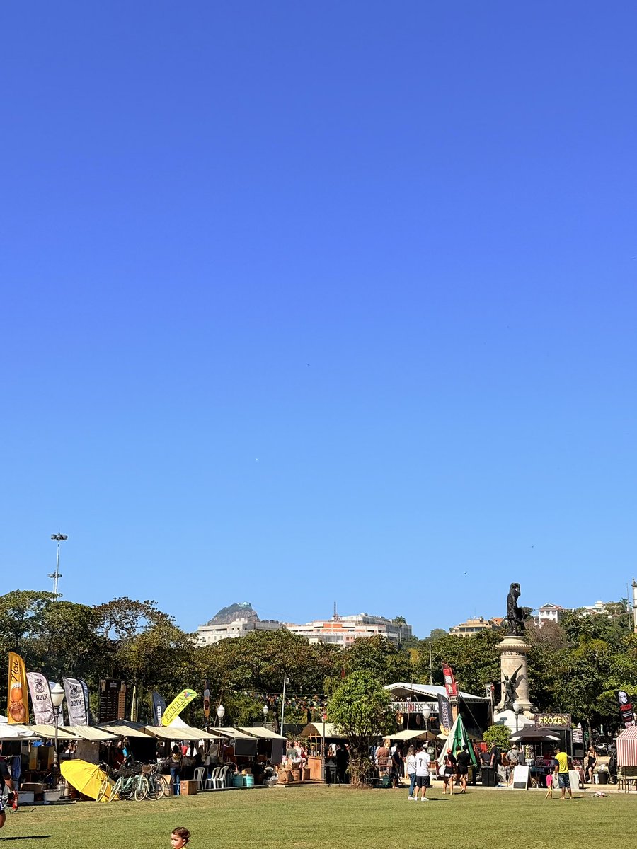 bryanclemrj's tweet image. Ocupar as ruas com o nosso enredo é um dos grandes prazeres. Ver a interação com a nossa Padroeira da Liberdade é um combustível a mais. Ontem no CCBB e no festival de Rock. Hoje mais um dia na Glória. Carnavalizar tudo que for preciso pra Estrela voltar a brilhar.
Seguimos! 💚