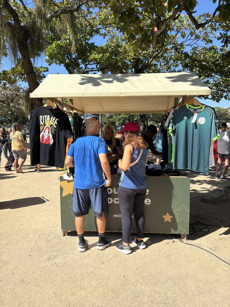 bryanclemrj's tweet image. Ocupar as ruas com o nosso enredo é um dos grandes prazeres. Ver a interação com a nossa Padroeira da Liberdade é um combustível a mais. Ontem no CCBB e no festival de Rock. Hoje mais um dia na Glória. Carnavalizar tudo que for preciso pra Estrela voltar a brilhar.
Seguimos! 💚