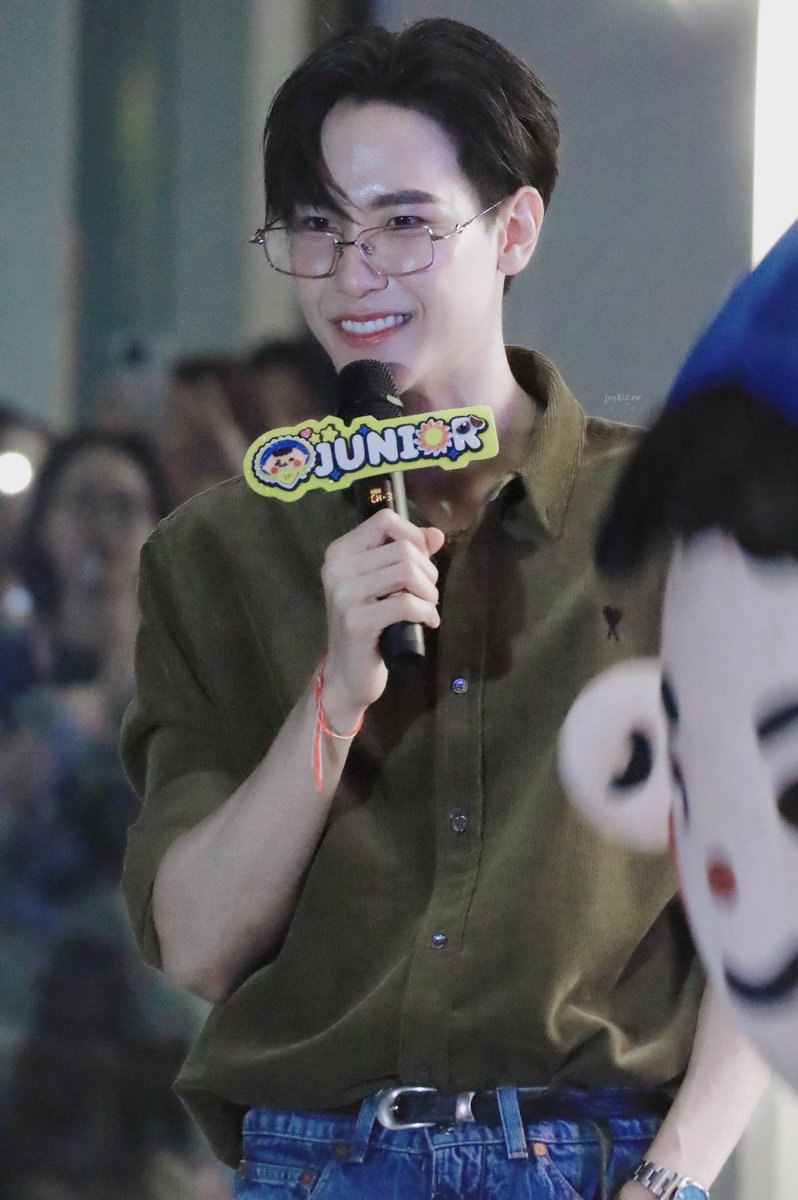 pnxizee's tweet image. แว่นมานี่มาาาาา 👀
#JUMMO #JuniorMark
#junniors #markjrtn ♡
#มหกรรมนิยายนานาชาติ2025xJM
