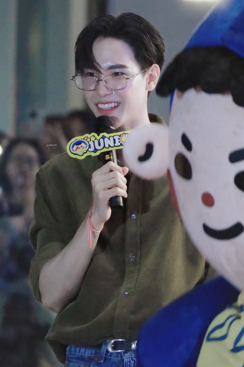 pnxizee's tweet image. แว่นมานี่มาาาาา 👀
#JUMMO #JuniorMark
#junniors #markjrtn ♡
#มหกรรมนิยายนานาชาติ2025xJM