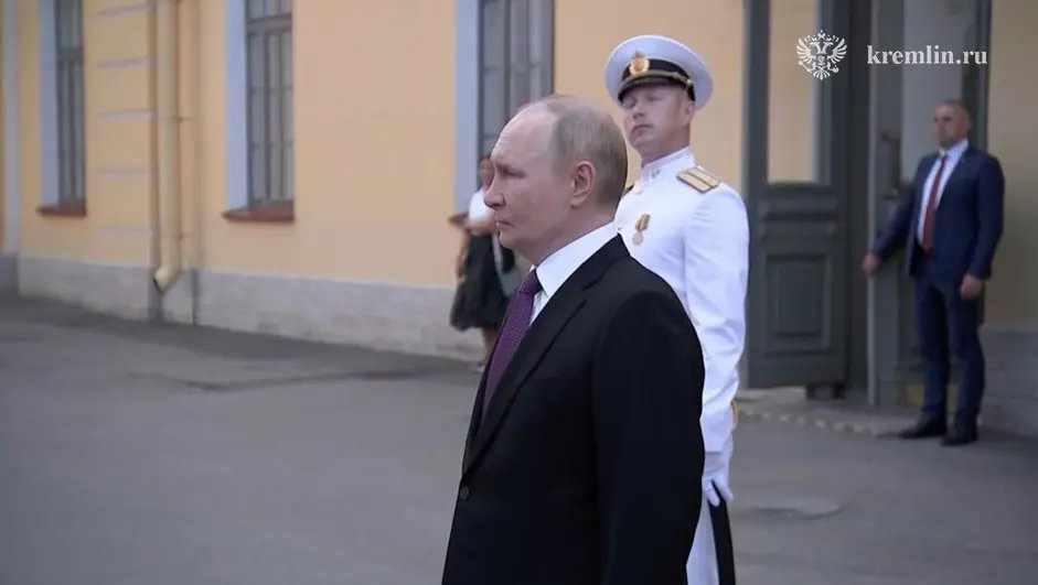 InfoResist's tweet image. Путін приїхав до Петербурга на день ВМФ і вперше з жовтня минулого року вийшов до людей на вулицю inforesist.org/ua/putin-pryih…