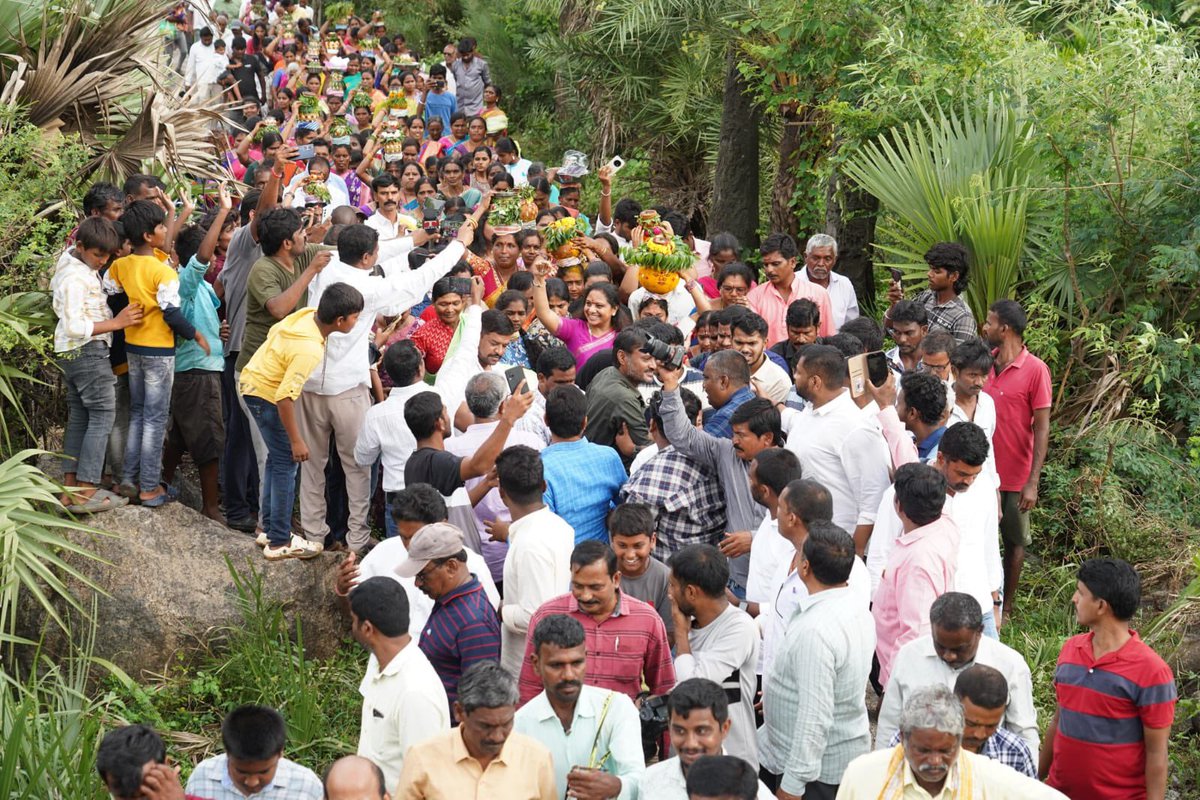 KavithakkaUpdts's tweet image. వరంగల్ జిల్లా చెన్నారావుపేట మండలం పాత ముగ్దుంపురంలో స్థానిక మహిళలతో కలిసి 

పోచమ్మ దేవాలయంలో బోనాలు సమర్పించిన ఎమ్మెల్సీ శ్రీమతి కల్వకుంట్ల కవిత గారు
