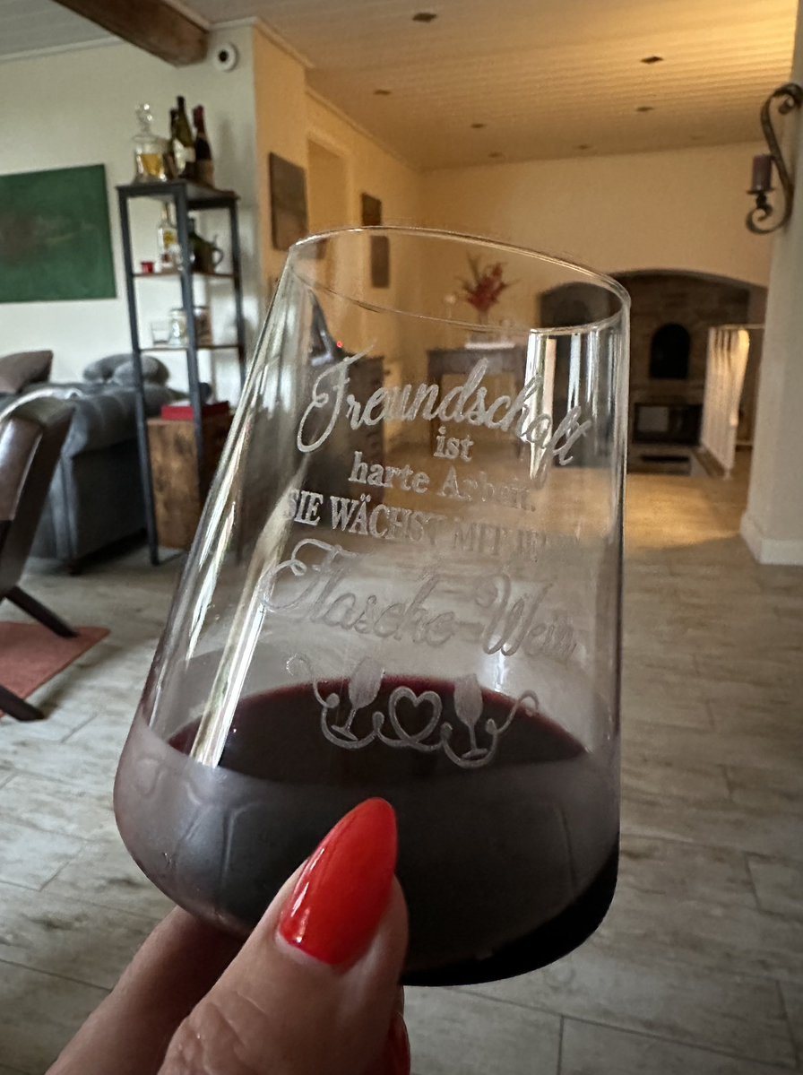 hedyundolaf's tweet image. Zu grauen Tagen kombiniere ich gerne etwas Buntes.
Rotwein zum Beispiel 🍷😂😂😂😂
#fump und Prost ihr Lieben 🫶 🥂🍻🍹🍸🥃🍷🤣🤣🤣