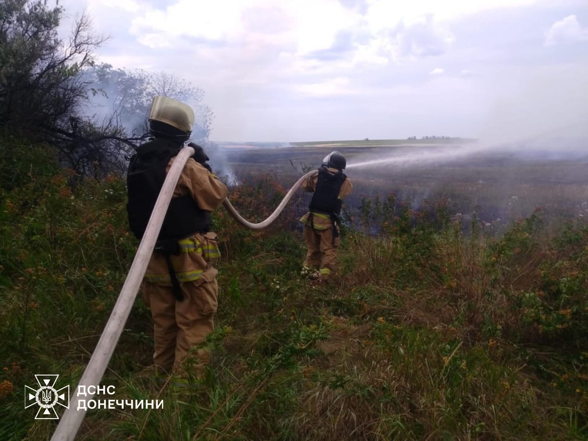 eastern_variant's tweet image. 🧯 На Донеччині внаслідок ворожих обстрілів виникли пожежі в населених пунктів
За минулу добу населені пункти Донеччини зазнали 19 обстрілів з боку окупаційних військ. Рятувальники Донеччини невідкладно реагували на виклики, ліквідовуючи пожежі та руйнування, спричинені ворожим…