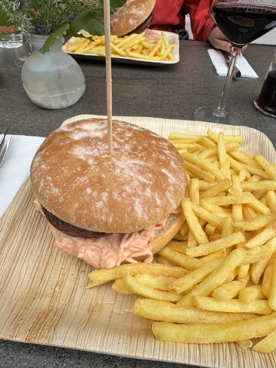 SF3906's tweet image. Der Ziegenburger war auch nicht ohne, bloss war das Preis- Leistungsverhältnis bei den Würsten besser. Der Burger hätte etwas grösser sein dürfen.
Egal - ist ja für einen guten Zweck!