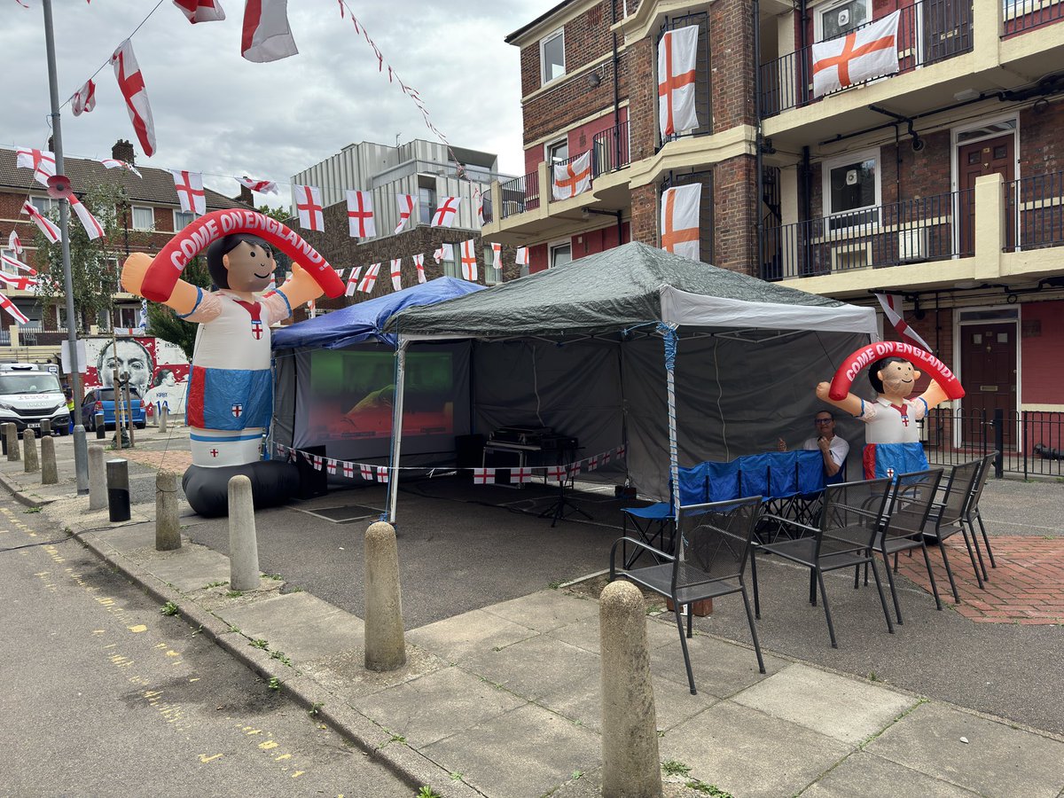 Come on <a href="/Lionesses/">Lionesses</a> .. let's do this !! We are there in spirit #justonemore 

#kirbyestate #bermondsey #london #se16 #WEURO25 #WEURO2025 #England #Lionesses