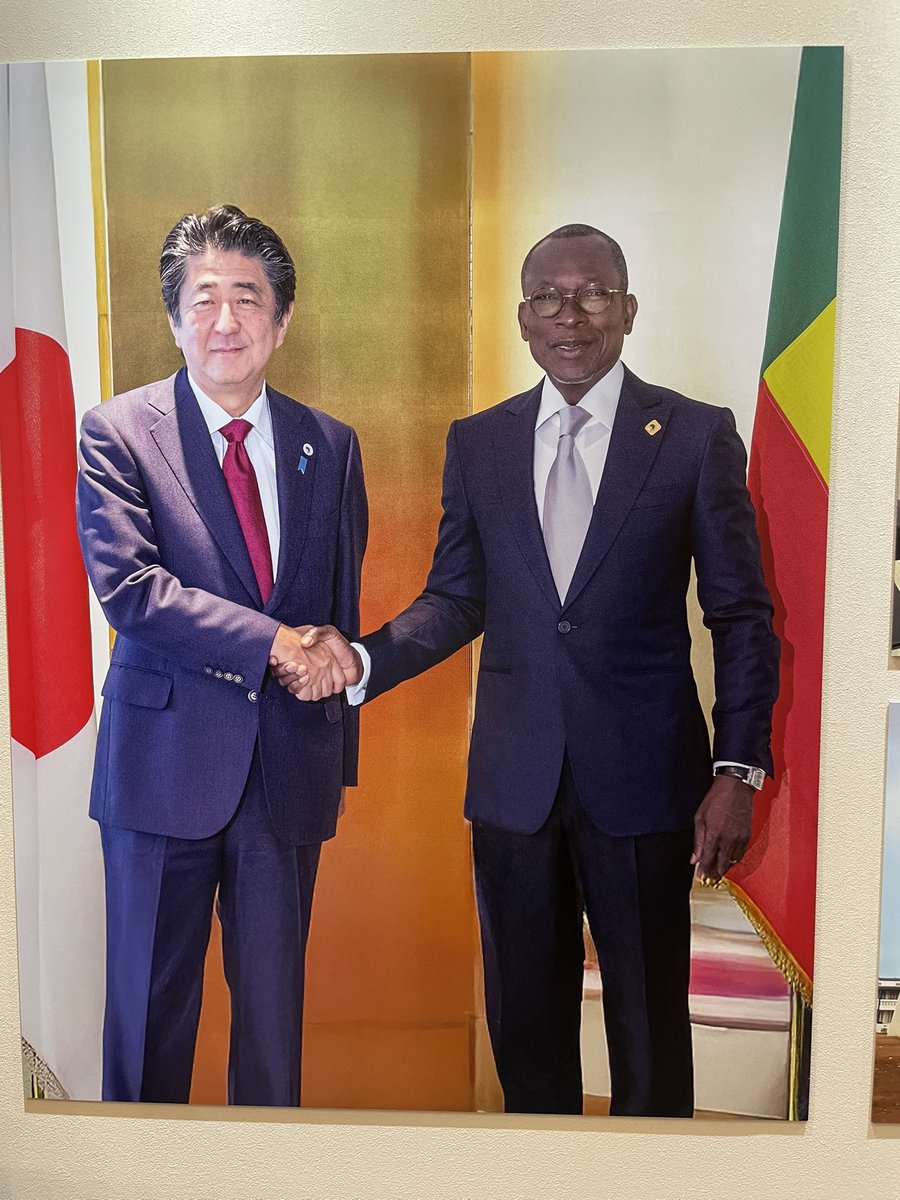 TYPB_up20dx's tweet image. そういや万博で見たベナンって国の展示で日本についての展示で安倍元首相の写真があった。この頃は本当に平和でしたね……