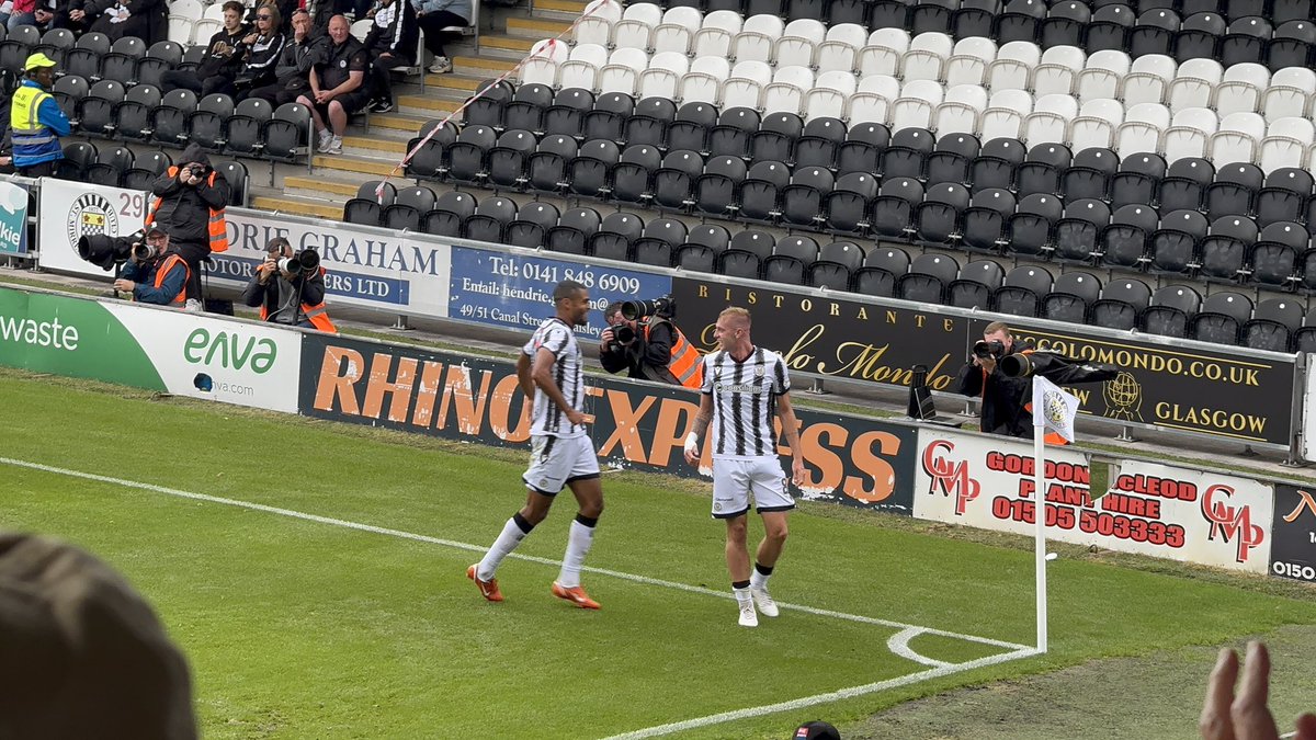 lmcvlogs's tweet image. St Mirren playing some good football here ⚽️
