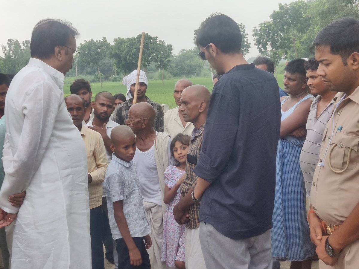 RajeevRai's tweet image. रसड़ा विधानसभा के खडसरा गाँव में पार्टी के ग़रीब कार्यकर्ता श्री हरिहर चौहान के भाई का दुर्घटना में दुखद मृत्यु हो गया ।

आज उनके आवास पर जाकर संवेदना व्यक्त एवं आर्थिक मदद, बच्चों को भी पढ़ाने की ज़िम्मेदारी लिया। पार्टी के समर्पित कार्यकर्ताओं के प्रति हमारी ये ज़िम्मेदारी है ।…