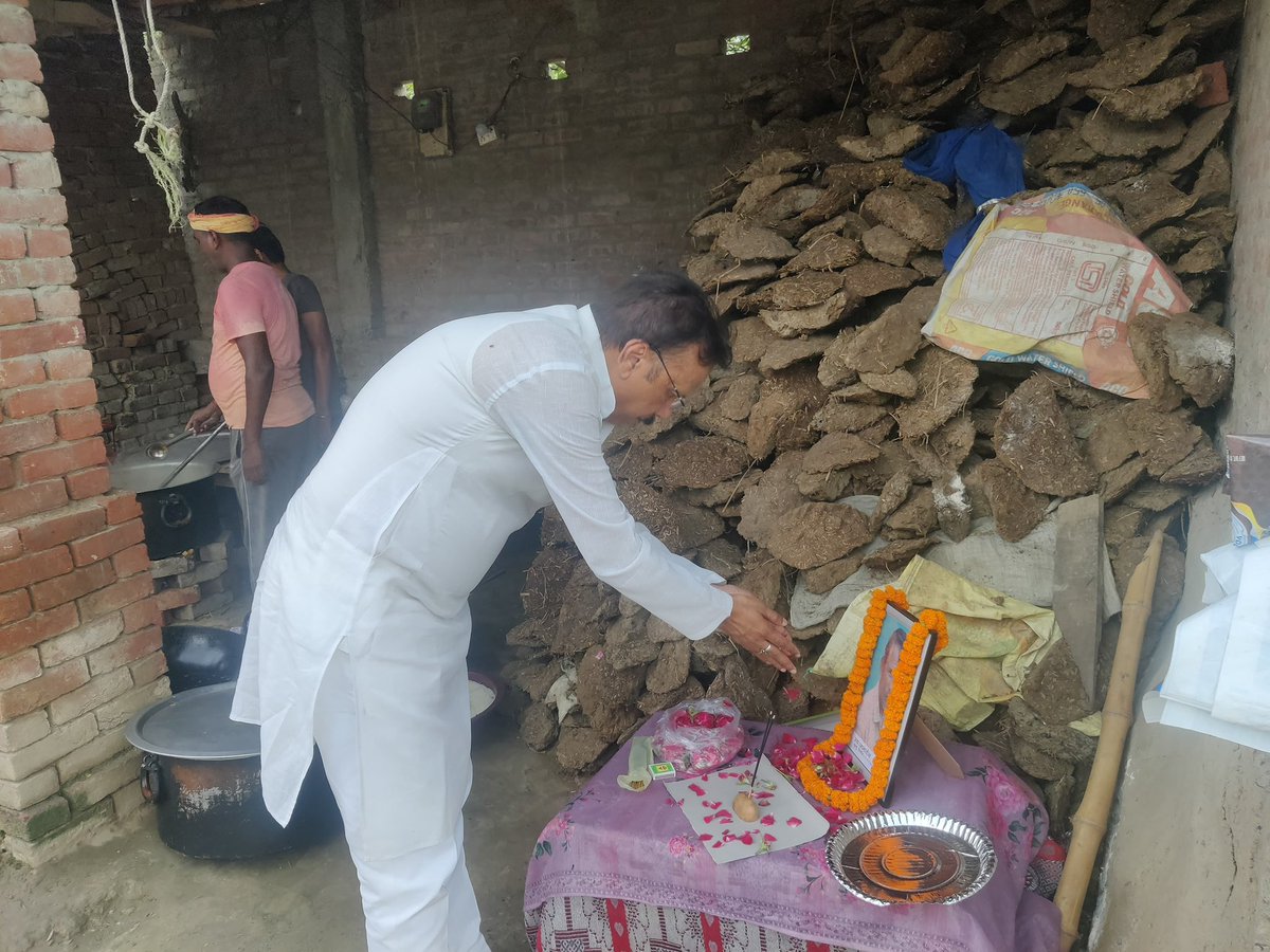 RajeevRai's tweet image. रसड़ा विधानसभा के खडसरा गाँव में पार्टी के ग़रीब कार्यकर्ता श्री हरिहर चौहान के भाई का दुर्घटना में दुखद मृत्यु हो गया ।

आज उनके आवास पर जाकर संवेदना व्यक्त एवं आर्थिक मदद, बच्चों को भी पढ़ाने की ज़िम्मेदारी लिया। पार्टी के समर्पित कार्यकर्ताओं के प्रति हमारी ये ज़िम्मेदारी है ।…