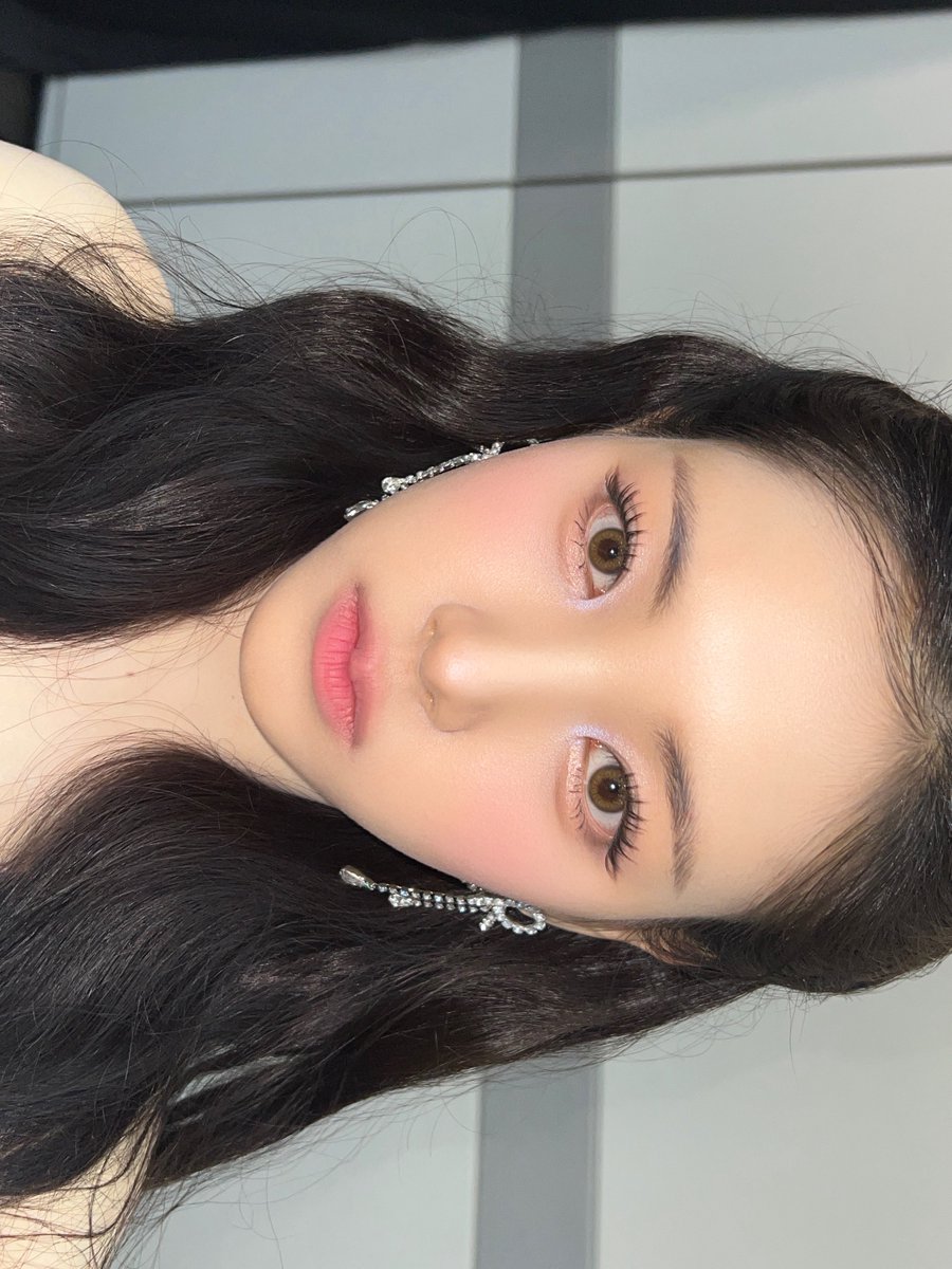 AlonsoNvl's tweet image. ✉️ WV drop: Yihyun [2]
💬: SBS Gayo Daejeon Summer, done 🩵🐰
Our 🍒members🍒 worked so, so hard, and thank you to all the fans for cheering us on! 💗
Everyone, go wash up quickly and get a good night’s sleep! I really, really love you 😋
Where to next? 😉
🗓️ 27.07