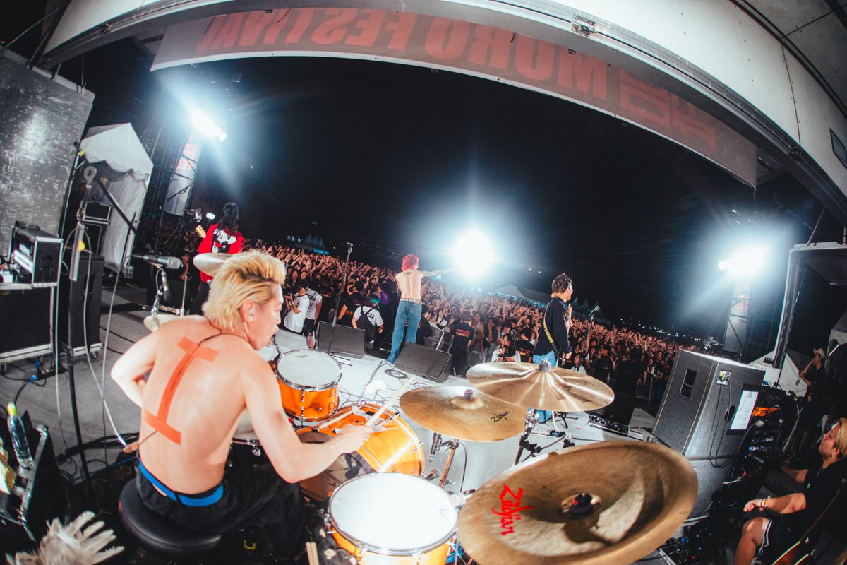 【 #murofes 2025レポ】

ムロフェス2025を締め括るのは我らがハルカミライ。何度目の出演だろうか、でも初めてのあの日を決して忘れず。
赤レンガに響き渡る大合唱、そして輝く笑顔、ここが間違いなく世界の真ん中だ。
サンキューO-Crest、サンキュームロさん、また来年！

pic <a href="/ideta0907/">イデタリク</a>